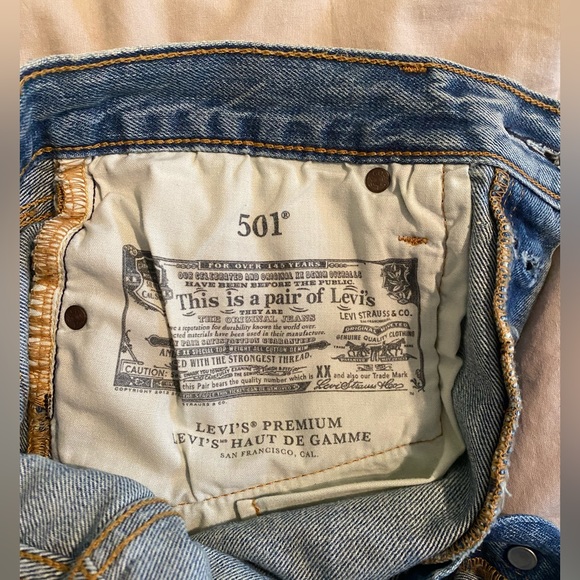 Distressed Levi’s 501 denim shorts. Size 27 - Picture 4 of 4
